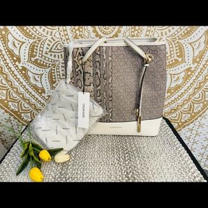 𝐒𝐎𝐋𝐃❗️Calvin Klein Women's Gabrianna Monogram North/South Key Item Tote